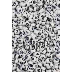 1000gr 4x7mm Beyaz Zemin Üzeri Siyah Yazılı Yassı Harf Boncuk - Toptan Boncuk