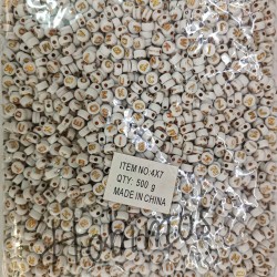 1000gr 4x7mm Beyaz Zemin Üzeri Gold Renk Yazılı Yassı Harf Boncuk - Toptan Boncuk