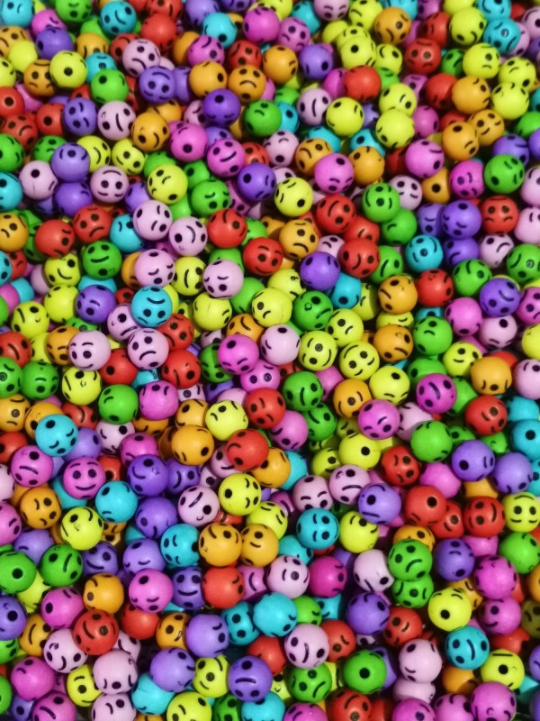 200 Adet Emoji Top Boncuk Karışık Renkli Plastik Boncuk 200 Adet Emoji Top Boncuk Karışık Renkli Plastik Boncuk